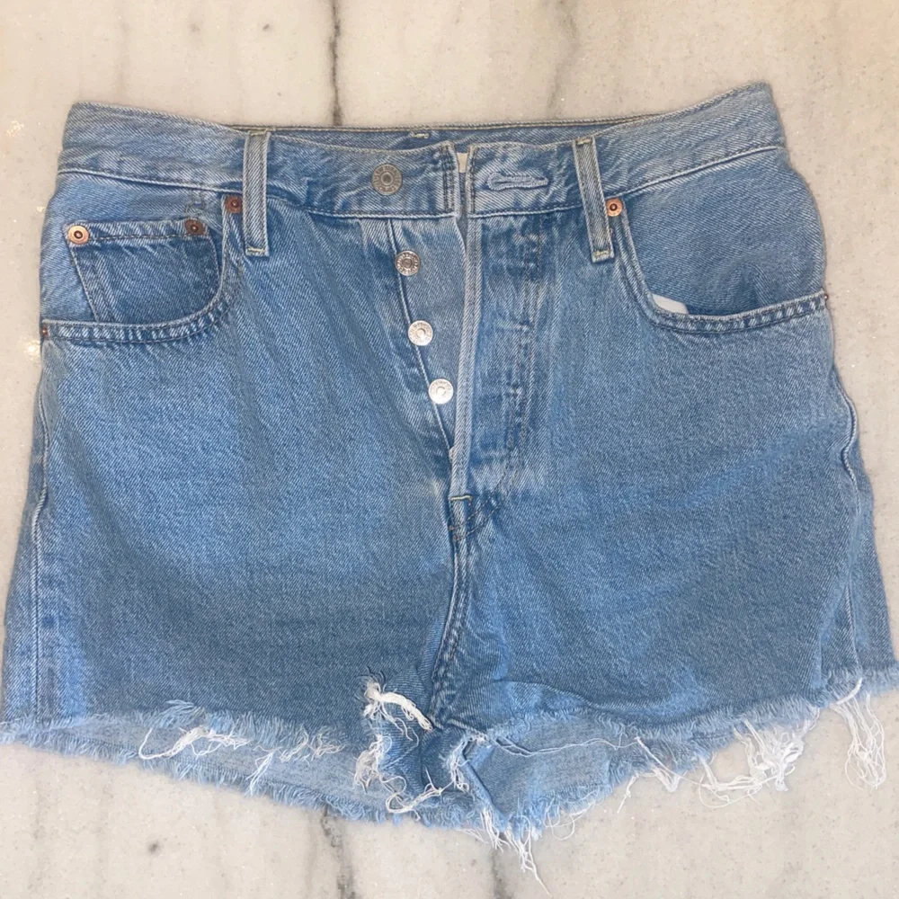 Levi’s Ribcage Shorts - Picture 2 of 5